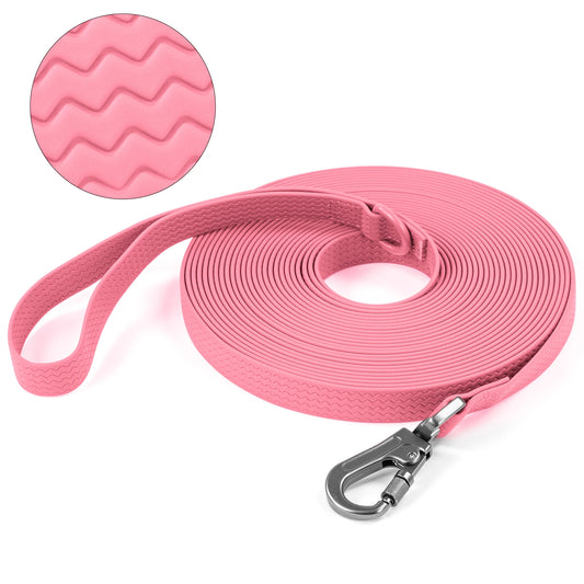 Pembe renkli uzun PVC köpek tasması, paslanmaz metal klips ve kaymaz doku detayı.