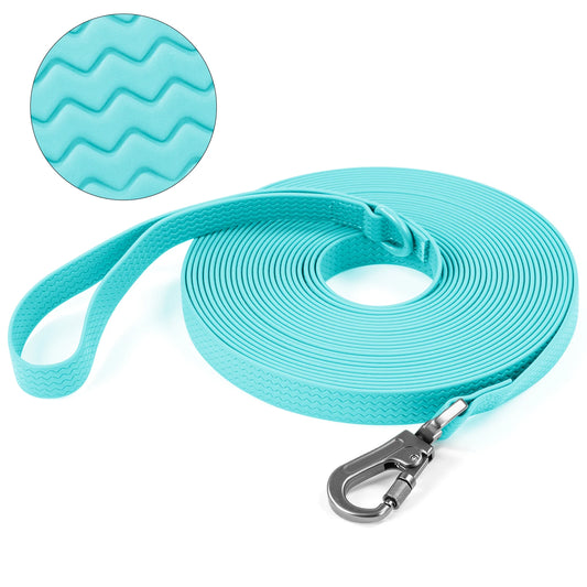 Su geçirmez ve dalgalı yüzey yapısına sahip mavi PVC köpek tasması, ergonomik tutma alanı ile birlikte spiral şekilde serilmiş.